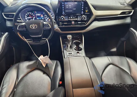 2021 Toyota Highlander Xle z USA, uszkodzony, nr VIN 5TDGZRBH8MS546396